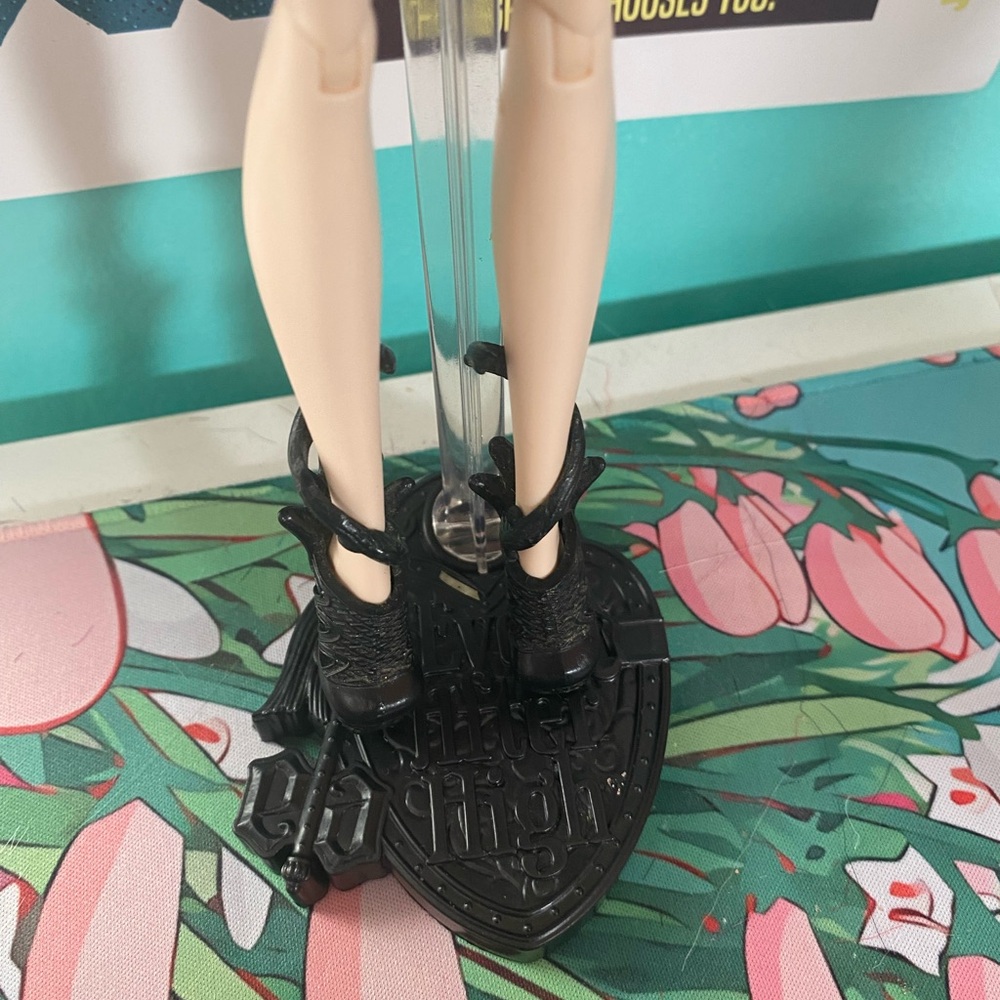 Like new, Mira Shards doll from Ever After High! - Picture 4 of 10